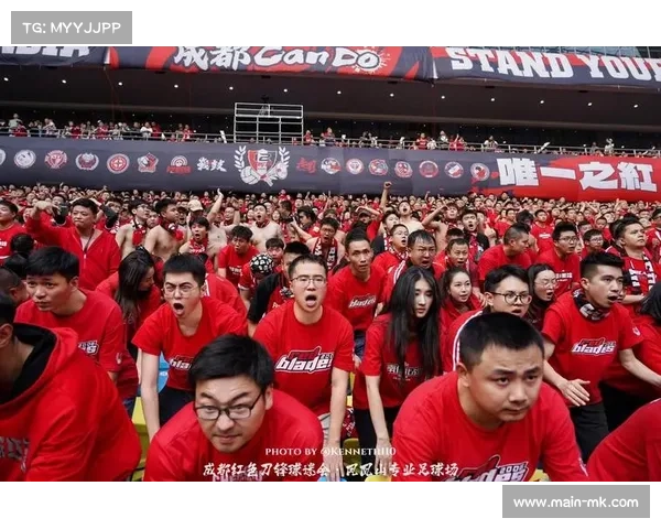 成都蓉城红色刀锋球迷会万人合唱蓉城歌曲为半决赛加油助威